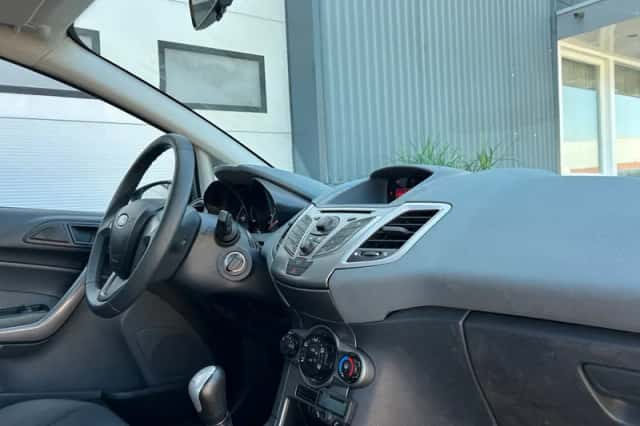 Ford Fiesta (2010) thumbnail 7