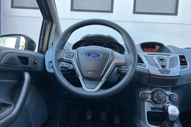 Ford Fiesta (2010) thumbnail 10
