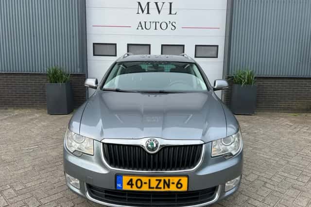 Škoda Superb (2010) thumbnail 3