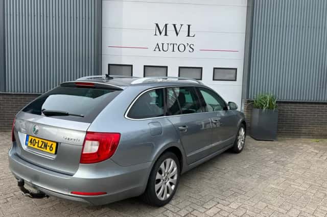 Škoda Superb (2010) thumbnail 4
