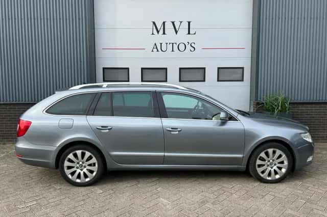 Škoda Superb (2010) thumbnail 5