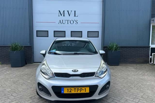 Kia Rio (2012) thumbnail 3