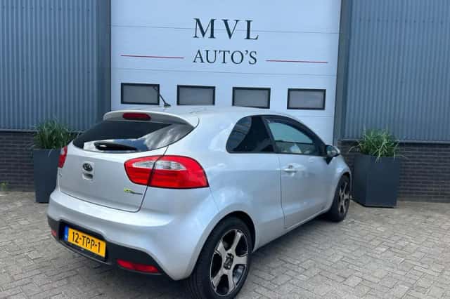 Kia Rio (2012) thumbnail 4