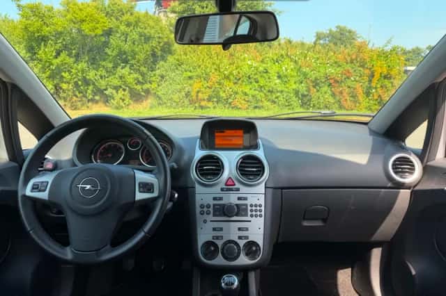 Opel Corsa (2012) thumbnail 3