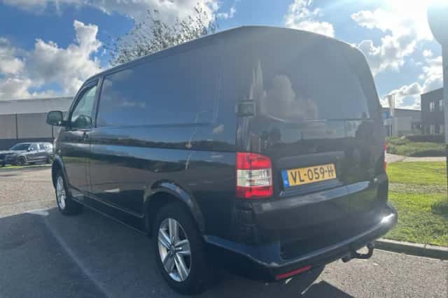 Volkswagen Transporter (2015) thumbnail 3