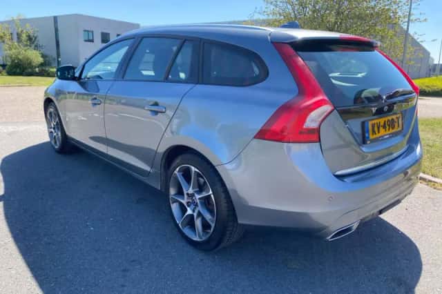 Volvo V60 (2016) thumbnail 3