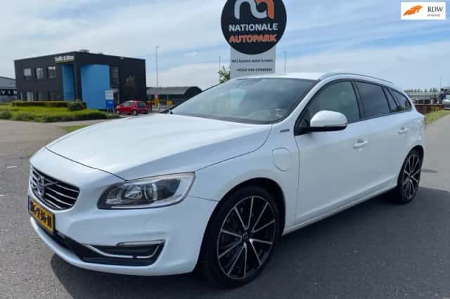 Volvo V60 (2015) thumbnail 1