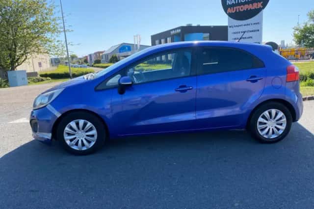 Kia Rio (2012) thumbnail 2