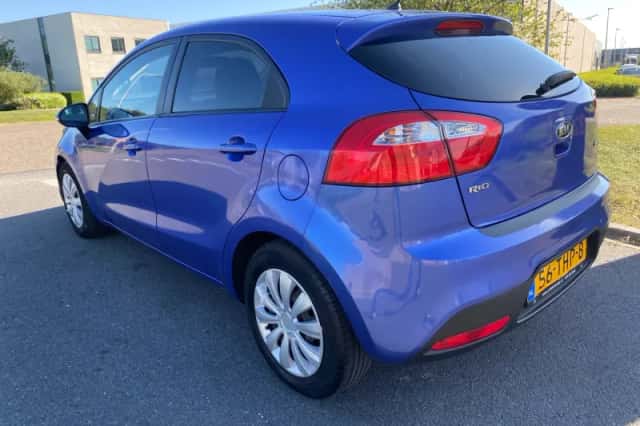 Kia Rio (2012) thumbnail 3