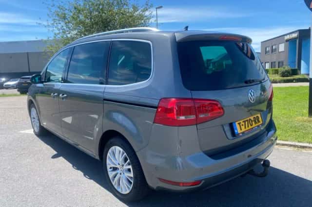 Volkswagen Sharan (2011) thumbnail 3