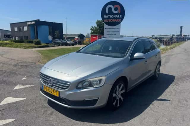 Volvo V60 (2015) thumbnail 1
