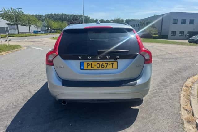 Volvo V60 (2015) thumbnail 4