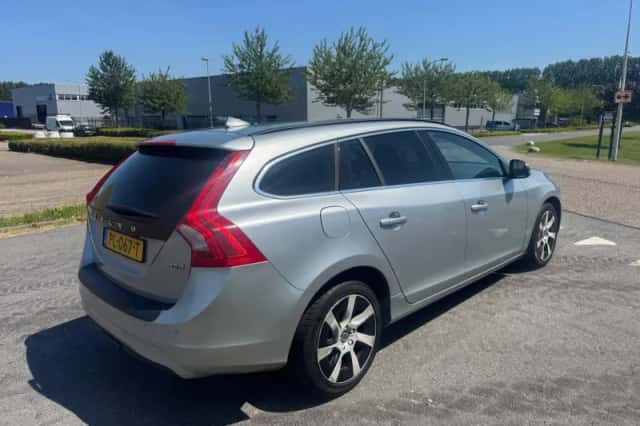 Volvo V60 (2015) thumbnail 5