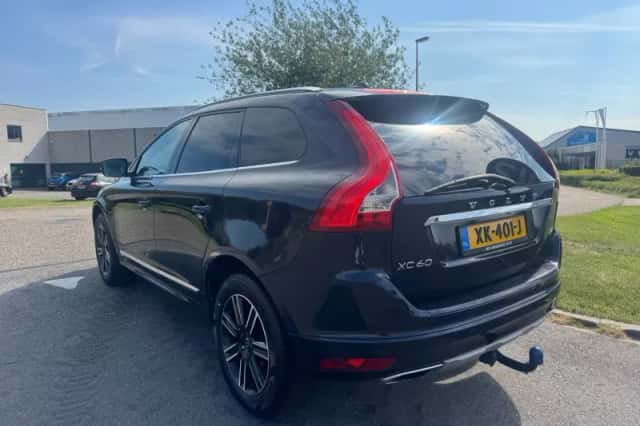 Volvo XC60 (2015) thumbnail 3