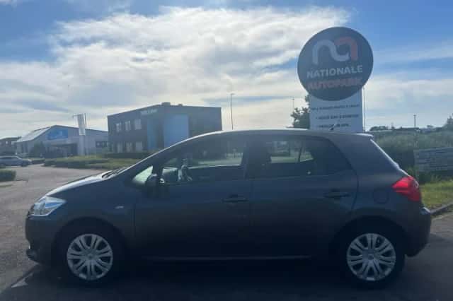 Toyota Auris (2007) thumbnail 2