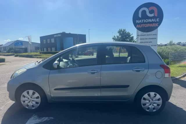Toyota Yaris (2009) thumbnail 2