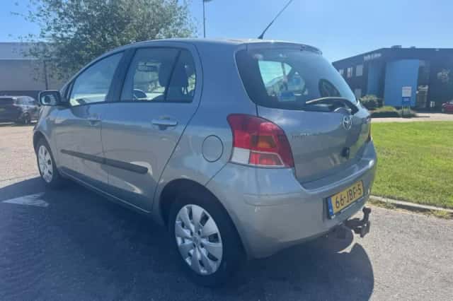 Toyota Yaris (2009) thumbnail 3