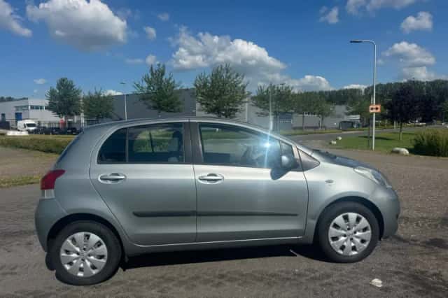 Toyota Yaris (2009) thumbnail 6
