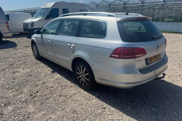Volkswagen Passat (2012) thumbnail 3