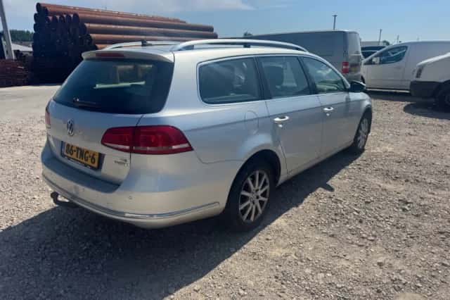 Volkswagen Passat (2012) thumbnail 5