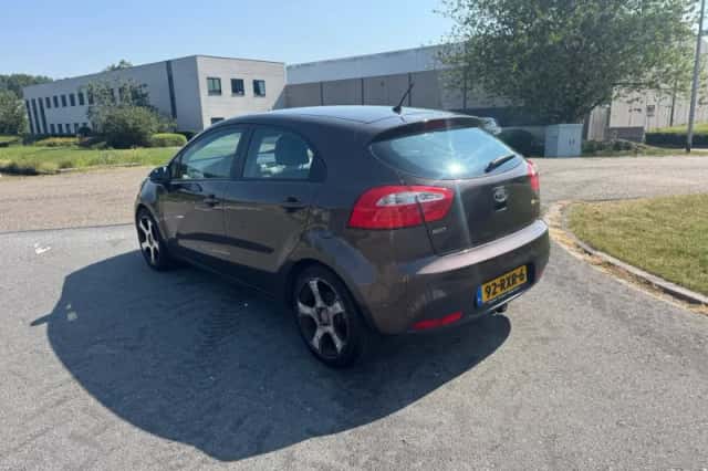 Kia Rio (2011) thumbnail 3