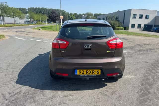 Kia Rio (2011) thumbnail 4