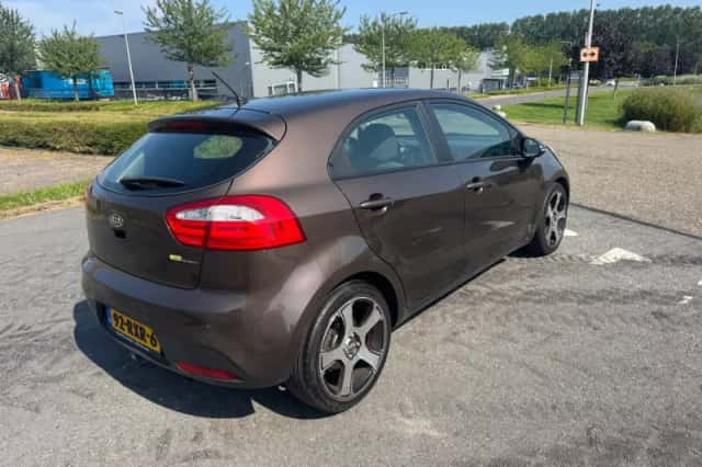 Kia Rio (2011) thumbnail 5