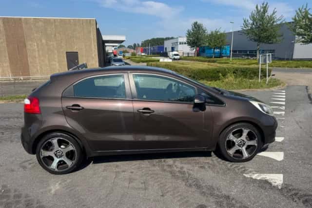 Kia Rio (2011) thumbnail 6