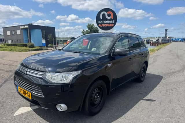 Mitsubishi Outlander (2014) thumbnail 1