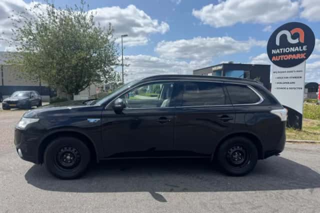 Mitsubishi Outlander (2014) thumbnail 2