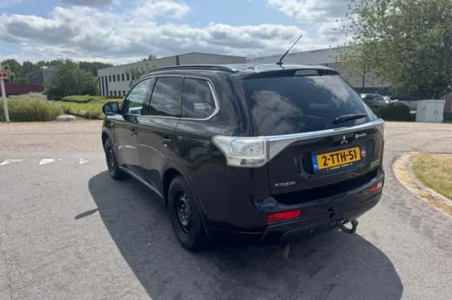 Mitsubishi Outlander (2014) thumbnail 3