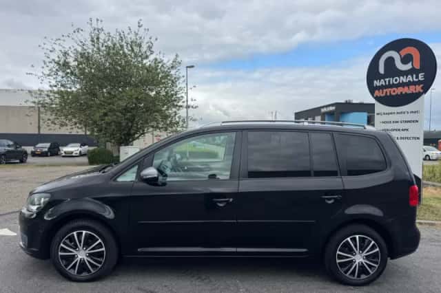 Volkswagen Touran (2011) thumbnail 2