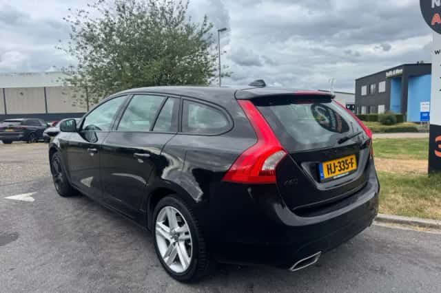 Volvo V60 (2015) thumbnail 3