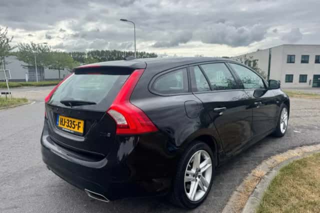 Volvo V60 (2015) thumbnail 5