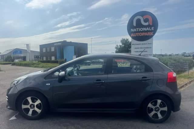 Kia Rio (2016) thumbnail 2