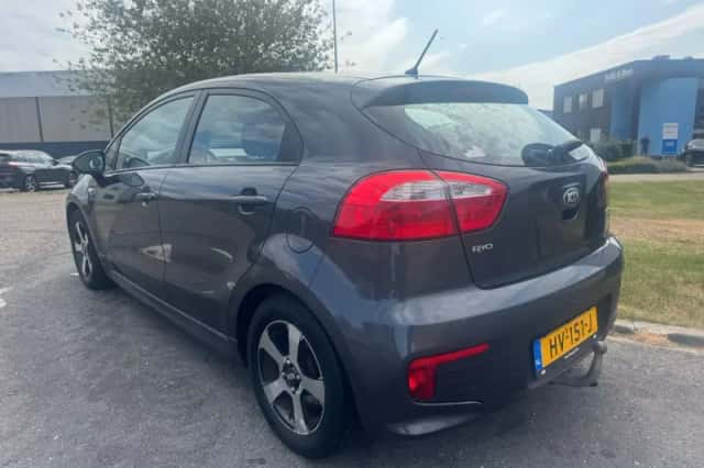 Kia Rio (2016) thumbnail 3