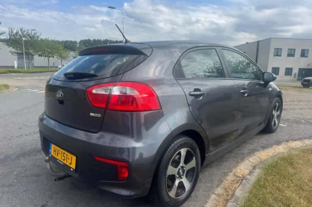 Kia Rio (2016) thumbnail 5