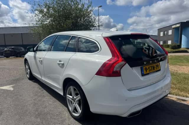 Volvo V60 (2013) thumbnail 3