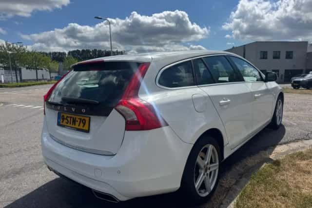 Volvo V60 (2013) thumbnail 5