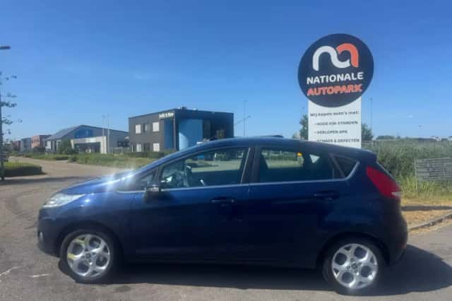 Ford Fiesta (2010) thumbnail 2