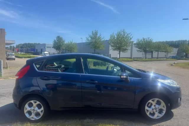 Ford Fiesta (2010) thumbnail 6