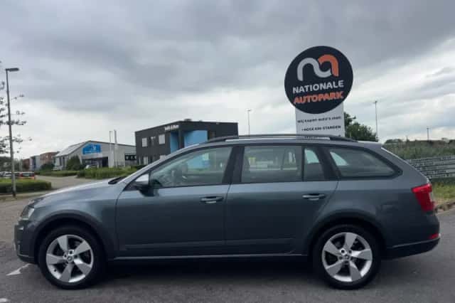 Škoda Octavia (2015) thumbnail 2