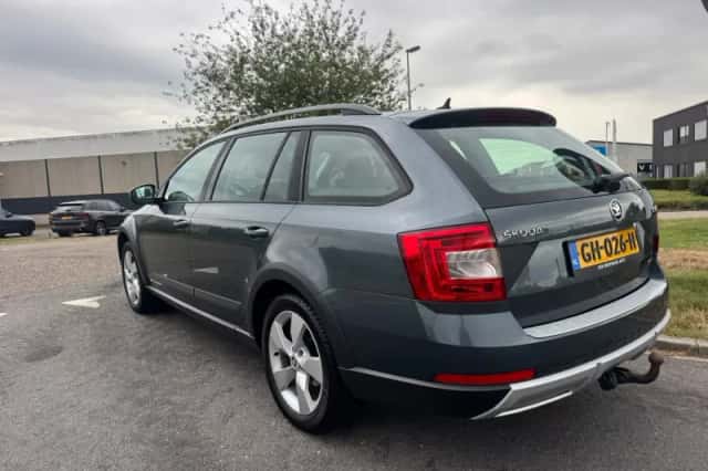 Škoda Octavia (2015) thumbnail 3
