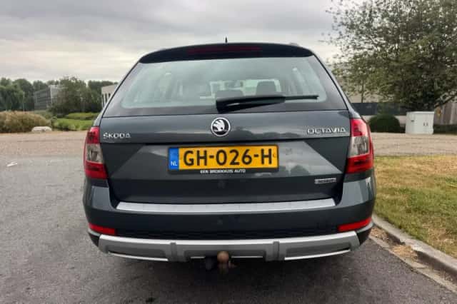 Škoda Octavia (2015) thumbnail 4
