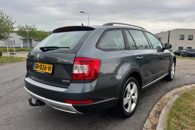Škoda Octavia (2015) thumbnail 5