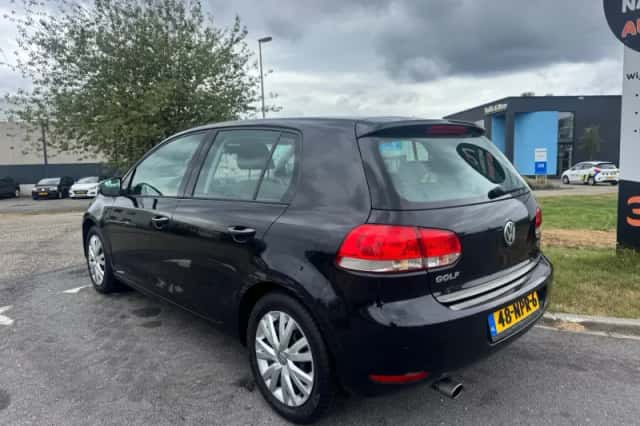 Volkswagen Golf (2010) thumbnail 3
