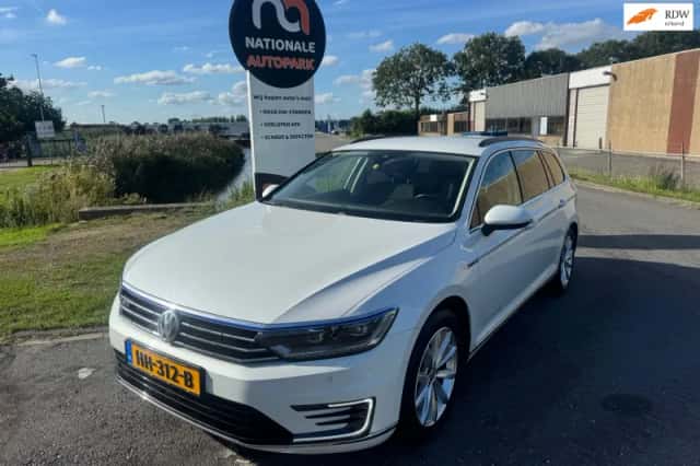 Volkswagen Passat (2015) thumbnail 1