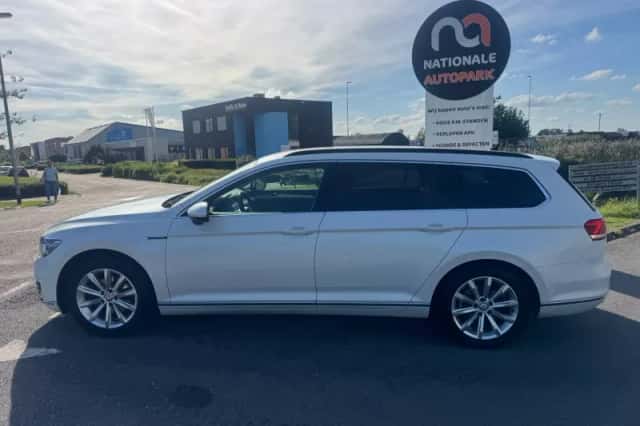 Volkswagen Passat (2015) thumbnail 2