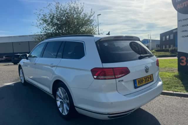 Volkswagen Passat (2015) thumbnail 3