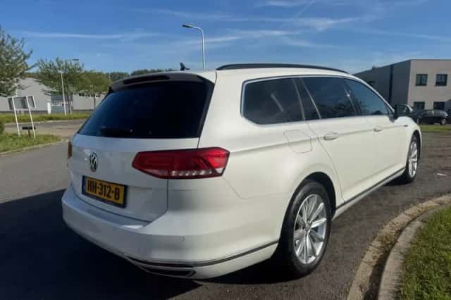 Volkswagen Passat (2015) thumbnail 5